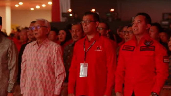 Mantan Panglima TNI Andika Perkasa hingga mantan Gubernur Lemhanas Andi Widjajanto menghadiri acara Rakernas PDI Perjuangan ke-V hari ini dengan seragam banteng merah (screenshot YouTube PDIP)