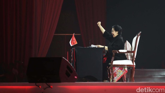 Megawati Resmi Buka Rakernas PDIP Ketua Umum PDIP Megawati Soekarnoputri resmi membuka Rakernas PDIP di Beach City Inti Stadium Ancol, Jakarta. Rakernas ini tidak dihadiri Presiden Jokowi.