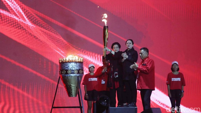 Megawati Resmi Buka Rakernas PDIP Ketua Umum PDIP Megawati Soekarnoputri resmi membuka Rakernas PDIP di Beach City Inti Stadium Ancol, Jakarta. Rakernas ini tidak dihadiri Presiden Jokowi.