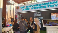 Caranya mudah, pengunjung cukup men-scan barcode pada layar yang tersedia. Selanjutnya isi data berupa lokasi tempat tinggal hingga pilihan transportasi yang digunakan. Lalu akan muncul secara otomatis total jarak tempuh serta perkiraan emisi yang dihasilkan selama di perjalanan.