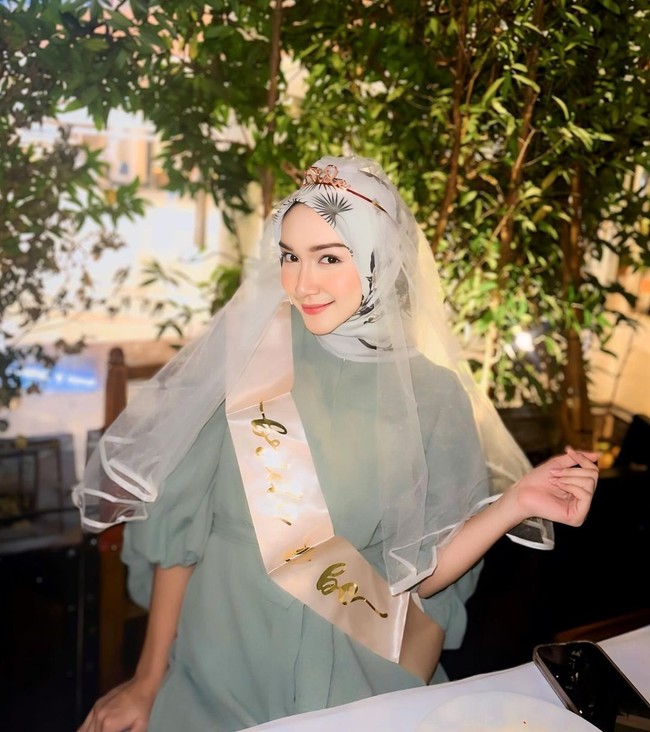 Melody Prima tampak cantik dengan gaya hijab sederhana saat berada di pesta kejutan bridal shower dari para sahabatnya. Aura bahagia tampak terpancar dari wajahnya. Foto: Instagram @melodyprima