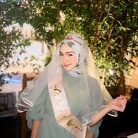 Melody Prima tampak cantik dengan gaya hijab sederhana saat berada di pesta kejutan bridal shower dari para sahabatnya. Aura bahagia tampak terpancar dari wajahnya. Foto: Instagram @melodyprima