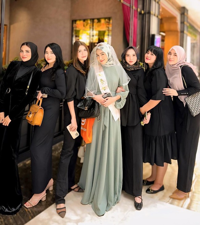 Melody Prima mengatakan tidak tahu akan rencana para sahabatnya. Teman-temannya pun kompak datang mengenakan baju hitam agar kontras dengan penampilan Melody Prima. Foto: Instagram @melodyprima