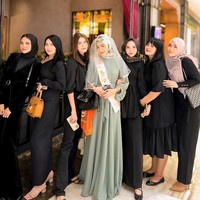 Melody Prima mengatakan tidak tahu akan rencana para sahabatnya. Teman-temannya pun kompak datang mengenakan baju hitam agar kontras dengan penampilan Melody Prima. Foto: Instagram @melodyprima