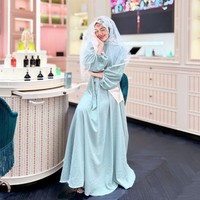 Melody Prima tampil anggun mengenakan gamis polos berpalet telur asin dan kerudung motif dalam tone putih. Ia mengenakan veil sebagai penanda bridal shower yang dibuat teman-temannya. Foto: Instagram @melodyprima