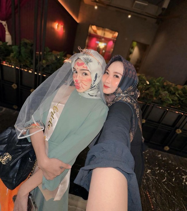 Melody Prima begitu bahagia mendapat kejutan bridal shower. Aku ngerasa beruntung banget dikelilingin sahabat-sahabat yang baik, yang selalu support aku dalam kondisi apapun, selalu siap jadi pendengar sekaligus penghibur disaat aku lagi nggak baik-baik aja, tulisnya lagi. Foto: Instagram @melodyprima