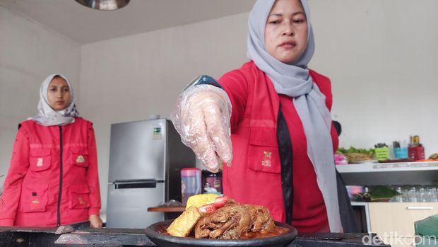 Menikmati Kuliner Tradisional Sambal Bakar Stroberi di Lembang