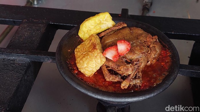 Menikmati Kuliner Tradisional Sambal Bakar Stroberi di Lembang