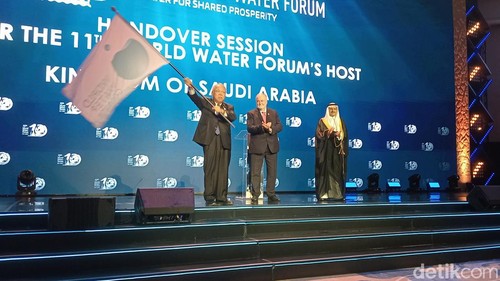 Menteri PUPR Basuki Hadimuljono menyerahkan bendera WWF kepada Deputi Menteri Arab Saudi Fahad bin Saad di ITDC The Nusa Dua, Badung, Bali (24/5/2024).