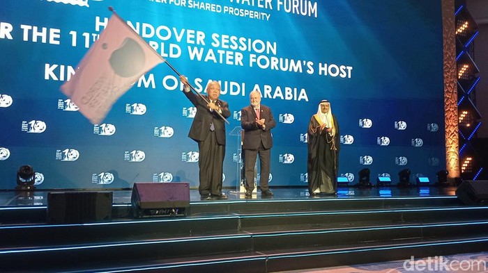 Menteri PUPR Basuki Hadimuljono menyerahkan bendera WWF kepada Deputi Menteri Arab Saudi Fahad bin Saad di ITDC The Nusa Dua, Badung, Bali (24/5/2024).