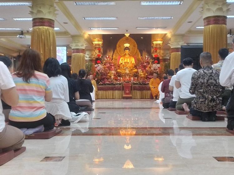 Menyaksikan Perayaan Hari Waisak di Wihara Ekayana Arama