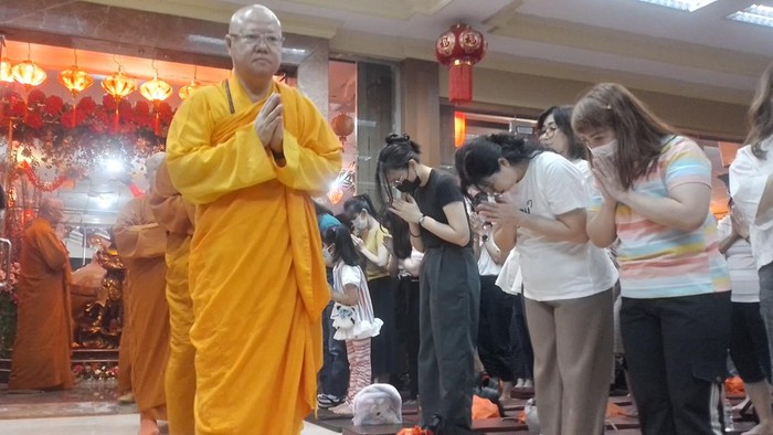 Menyaksikan Perayaan Hari Waisak di Wihara Ekayana Arama Wihara Ekayana Arama di Jakarta Barat jadi pusat para umat Buddha merayakan Hari Waisak 2568 BE. Berbagai kegiatan dilakukan mengenang Sidharta Gautama.