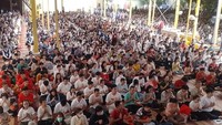 Terdapat ribuan umat yang hadir dalam perayaan Hari Waisak 2568 BE yang jatuh pada hari Kamis (23/5/2024). Selesai menjalani sesi Pindapata, umat Buddha dan para biksu serta biksuni melangsungkan Puja Bhakti Waisak, seluruh umat menjalankannya dengan khikmat di tengah cuaca yang panas.