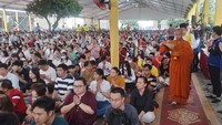 Perwakilan biksu anggota sangha dari Wihara Ekayana Arama, Biksu Nyanagupta menjelaskan dari tema Waisak tahun ini ‘Keharmonisan Merupakan Pedoman Hidup Berdampingan dalam Berbangsa’ dan sub tema ‘Dengan Bodhicitta Mari Kita Wujudkan Keharmonisan’ adalah wujud dari harapan untuk bangsa yang terus dalam suasana yang rukun dan bersatu dalam situasi apapun.