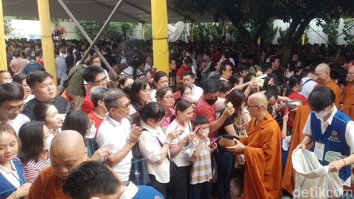 Wihara Ekayana Arama di Jakarta Barat jadi pusat para umat Buddha merayakan Hari Waisak 2568 BE. Berbagai kegiatan dilakukan mengenang Sidharta Gautama.