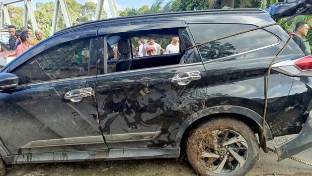 Mobil berkelir hitam itu mengalami kerusakan di bagian depan saja