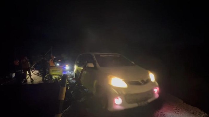 Mobil melintas di atas oprit Jembatan Kawanua di Maluku Tengah usai diperbaiki.
