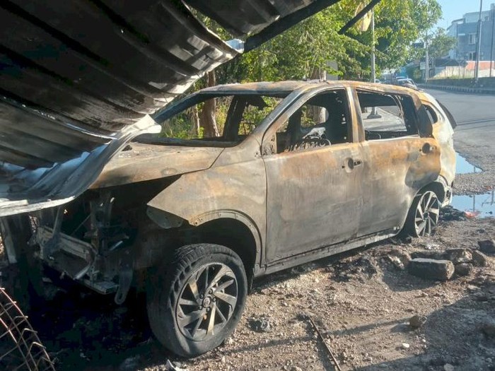 Mobil Toyota Rush yang mengangkut 420 liter BBM jenis Pertalite terbakar di Jalan Frans Seda, Kecamatan Oebobo, Kota Kupang, NTT. (Dok. Polresta Kupang Kota)