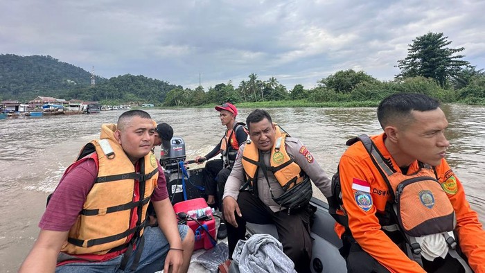 Tim SAR melakukan pencarian terhadap pria hilang usai lompat ke laut di Morowali Utara.