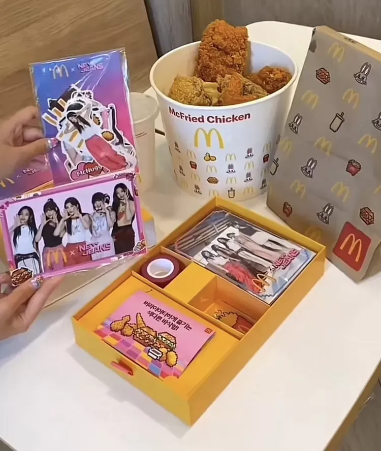 New Jeans kolaborasi dengan McD dalam bentuk kemasan makanan dan minuman