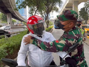 Viral Pemotor Buang Surat Tilang, Ngakunya Punya Bekingan di Polda Metro!