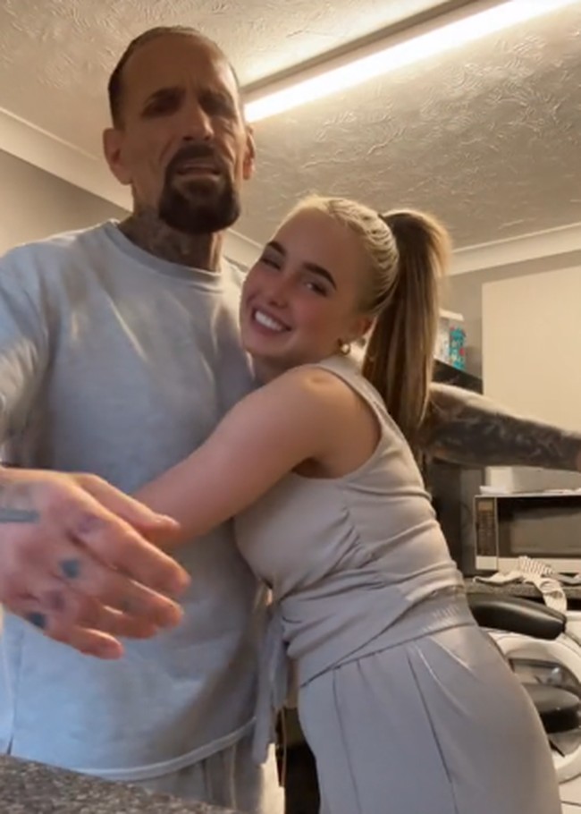 Gadis 18 tahun itu menceritakan bahwa hubungan mereka berkembang dengan cepat meskipun mendapat banyak kritik karena perbedaan usia yang mencolok. Foto: dok. TikTok @nikeishalouise