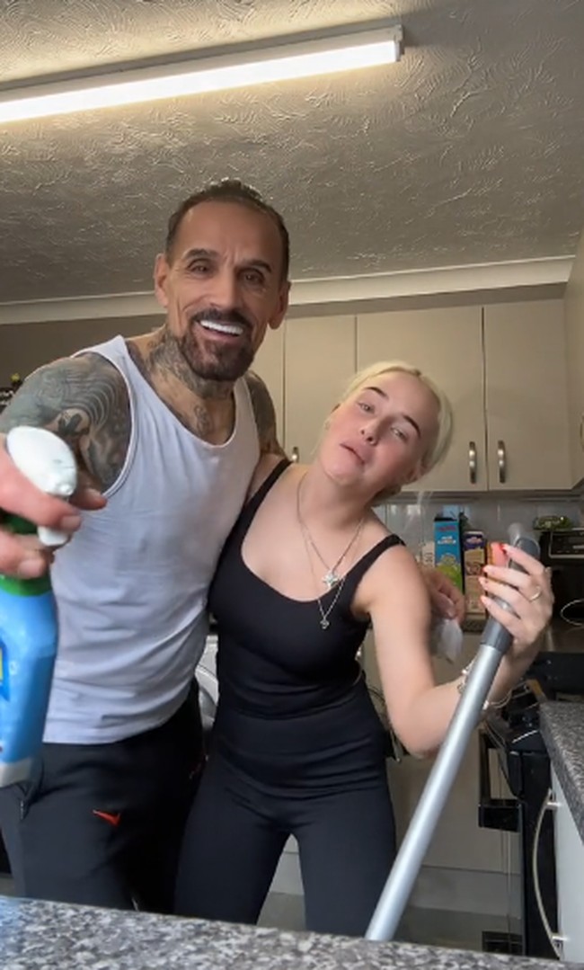 Nikeisha kerap membagikan konten kemesraan dengan kekasihnya itu di TikTok-nya. Dalam salah satu video menjelaskan bahwa Nikeisha jatuh cinta kepada Dimitrios karena perhatiannya. Foto: dok. TikTok @nikeishalouise