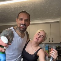 Nikeisha kerap membagikan konten kemesraan dengan kekasihnya itu di TikTok-nya. Dalam salah satu video menjelaskan bahwa Nikeisha jatuh cinta kepada Dimitrios karena perhatiannya. Foto: dok. TikTok @nikeishalouise