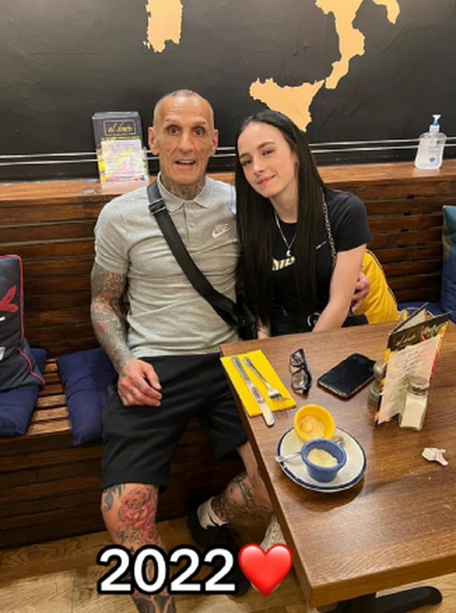 Kisah cinta antara Nikeisha Lightfoot dan Dimitrios Fotis, seorang pria berusia 60 tahun, dimulai dengan cara yang sangat sederhana, dari kecintaan Nikeisha terhadap kebab. Pada 2022, ketika Dimitrios mengantar makanan pesanannya, keduanya langsung merasa ada koneksi yang kuat. Foto: dok. TikTok @nikeishalouise