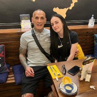 Kisah cinta antara Nikeisha Lightfoot dan Dimitrios Fotis, seorang pria berusia 60 tahun, dimulai dengan cara yang sangat sederhana, dari kecintaan Nikeisha terhadap kebab. Pada 2022, ketika Dimitrios mengantar makanan pesanannya, keduanya langsung merasa ada koneksi yang kuat. Foto: dok. TikTok @nikeishalouise