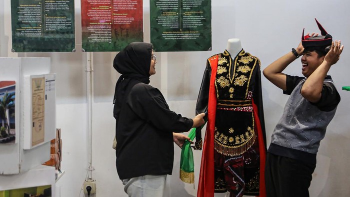 Seniman memainkan wayang golek dalam pameran seni nusantara bertema Aposteriori di Gedung Oudetrap Theatre Kota Lama, Semarang, Jawa Tengah, Jumat (24/5/2024). Pameran yang menampilkan 28 objek karya seni nusantara dari hasil penilitian data mahasiswa S3 Pendidikan Seni Universitas Negeri Semarang (Unnes) berkolaborasi dengan komunitas seni di kota tersebut bertujuan untuk mengenalkan dan menambah wawasan masyarakat terutama generasi muda tentang keberagaman budaya khas Indonesia melalui bidang seni rupa, musik, tari, dan antropologi. ANTARA FOTO/Makna Zaezar/YU