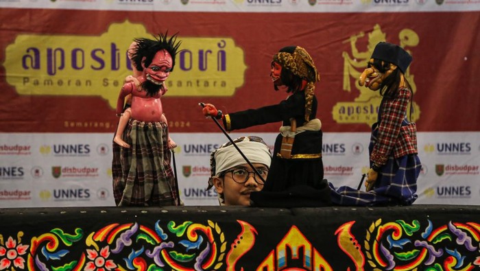 Seniman memainkan wayang golek dalam pameran seni nusantara bertema Aposteriori di Gedung Oudetrap Theatre Kota Lama, Semarang, Jawa Tengah, Jumat (24/5/2024). Pameran yang menampilkan 28 objek karya seni nusantara dari hasil penilitian data mahasiswa S3 Pendidikan Seni Universitas Negeri Semarang (Unnes) berkolaborasi dengan komunitas seni di kota tersebut bertujuan untuk mengenalkan dan menambah wawasan masyarakat terutama generasi muda tentang keberagaman budaya khas Indonesia melalui bidang seni rupa, musik, tari, dan antropologi. ANTARA FOTO/Makna Zaezar/YU