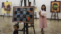 Pengunjung mengamati lukisan yang dipajang dalam pameran seni nusantara bertema Aposteriori di Gedung Oudetrap Theatre Kota Lama, Semarang, Jawa Tengah, Jumat (24/5/2024).