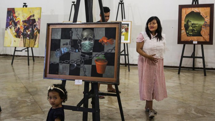 Pameran seni nusantara Aposteriori di Semarang Seniman memainkan wayang golek dalam pameran seni nusantara bertema Aposteriori di Gedung Oudetrap Theatre Kota Lama, Semarang, Jawa Tengah, Jumat (24/5/2024). Pameran yang menampilkan 28 objek karya seni nusantara dari hasil penilitian data mahasiswa S3 Pendidikan Seni Universitas Negeri Semarang (Unnes) berkolaborasi dengan komunitas seni di kota tersebut bertujuan untuk mengenalkan dan menambah wawasan masyarakat terutama generasi muda tentang keberagaman budaya khas Indonesia melalui bidang seni rupa, musik, tari, dan antropologi. ANTARA FOTO/Makna Zaezar/YU