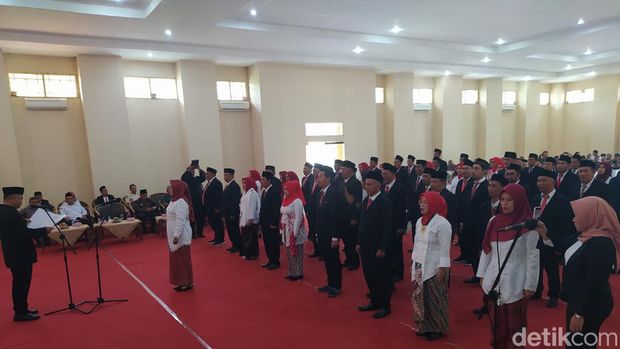 Prosesi pelantikan dan pengambilan sumpah bagi anggota Panwascam se-Kabupaten Magelang di gedung PDAM Kabupaten Magelang, Jumat (24/5/2024).