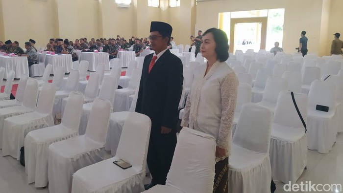 Ignatius Eri Handoyo sebagai anggota Panwascam Dukun dan Fransiska Anies PA sebagai anggota Panwascam Mertoyudan saat menjalani sumpah secara terpisah, Jumat (24/5/2024).