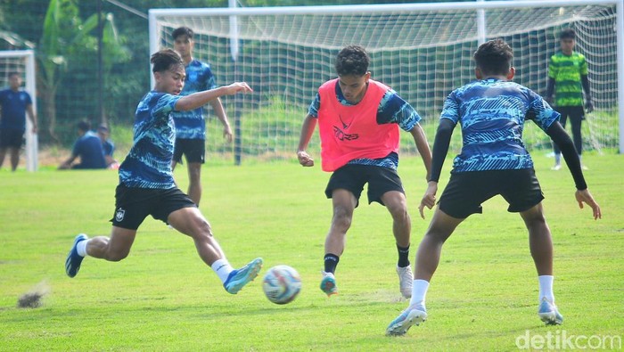 Para pemain muda PSIS saat menjalani sesi latihan menghadapi turnamen Internasional di Jakarta.