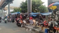 Pasar ini cukup strategis mengingat berada persis di samping Stasiun Kebayoran Lama jadi mudah dijangkau untuk kamu yang menggunakan transportasi umum. Dan buat kamu yang membawa kendaraan pribadi bisa juga memarkirkan kendaraan di samping Masjid Al Huda untuk kendaraan roda dua, sementara untuk roda empat juga berada tak jauh dari parkiran motor.