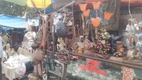 Tentunya banyak pilihan yang bisa dibawa pulang dengan catatan harus pintar-pintar memilih barang dan piawai menawar barang. Untuk kamu yang senang thrifting baju dan celana, di Pasar Loak Kebayoran Lama juga terdapat beberapa toko yang menjual barang tersebut.