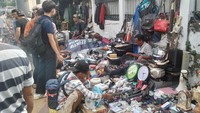 Berbeda dengan kawasan loak lainnya, jam buka area ini terbilang unik. Karena tempat lain sepagi mungkin untuk memulai dagangan mereka tapi untuk Pasar Loak Kebayoran Lama ini jam buka berada saat matahari sedang pas di atas kepala. Jam 12.00 WIB biasanya para pedagang sudah mempersiapkan barang mereka.