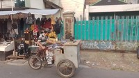 Namun jangan heran, ketika sampai di sini jam 12.00 WIB jalanan masih sepi dan hanya beberapa pedagang saja yang sudah buka. Biasanya pedagang mulai berdatangan selepas jam satu atau jam dua dan kepadatan dimulai pada pukul 15.00 WIB selepas adzan Ashar.