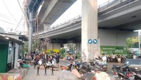 Baru lah sepanjangan jalan ini dipadati oleh pengunjung yang mondar-mandir mencari ‘harta karun’. Di antaranya adalah Ira dan Agung, mereka sengaja untuk datang ke pasar loak ini untuk mencari kamera.
