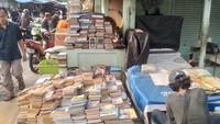 Buat kamu yang senang dengan wisata belanja anti mainstream bisa banget berkunjung ke Pasar Loak Kebayoran Lama, Jakarta Selatan. Walaupun pedagang di sini menjual barang-barang bekas tapi kalau kamu pintar memilih dan jeli pastinya kamu akan mendapat barang yang masih berkualitas dengan harga yang miring.
