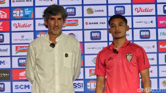 Pelatih Bali United Stefano Teco Cugurra bersama Kadek Agung Widnyana Putra, dalam konferensi pers di Stadion Kapten I Wayan Dipta, Gianyar, Jumat (24/5/2024).