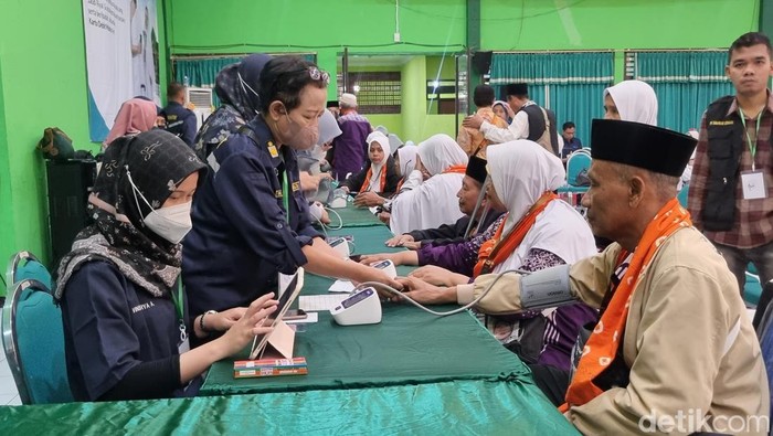 Pemeriksaan calon jemaah haji di Asrama Haji Embarkasi Surabaya.