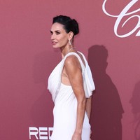 Demi Moore melenggang di karpet merah Gala amfAR di Hotel du Cap-Eden-Rac, Cannes, Prancis pada 23 Mei 2024. Demi tampil memesona dalam balutan gaun putih dari brand Loewe. Foto: Getty Images for amfAR/Andreas Rentz