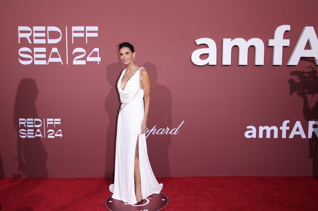 Demi Moore menyempurnakan penampilannya saat hadir di amfAR Cannes dengan kalung berlian yang menjuntai hingga tulang dadanya. Dia juga mengenakan anting-anting panjang dan sepasang sepatu hak perak bertali. Foto: Getty Images for amfAR/Andreas Rentz