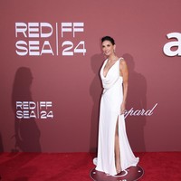 Demi Moore menyempurnakan penampilannya saat hadir di amfAR Cannes dengan kalung berlian yang menjuntai hingga tulang dadanya. Dia juga mengenakan anting-anting panjang dan sepasang sepatu hak perak bertali. Foto: Getty Images for amfAR/Andreas Rentz