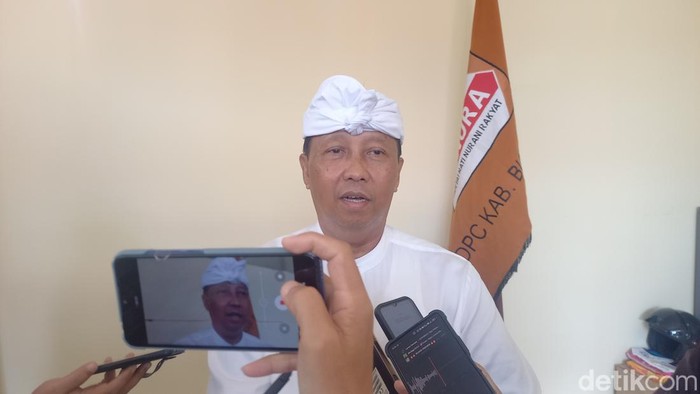 Penglingsir Puri Buleleng, Anak Agung Wiranata Kusuma, mendaftar bacabup Buleleng ke Partai Hanura, Jumat (24/5/2024). (Made Wijaya Kusuma/detikBali)