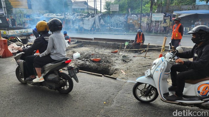 Perbaikan jalan amblas di Jalan Dewi Sartika, Ciputat, bikin macet panjang (Adrial/detikcom)